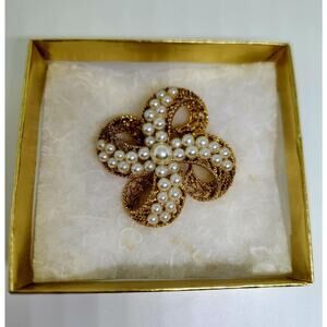 Vtg Lisner GoldTone Faux Double Row Pearl Pinwheel Bow Brooch Pin Swirl Signed